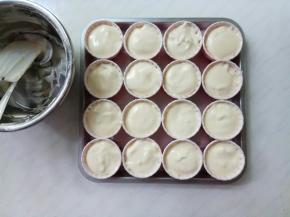 面糊倒入纸杯中，震一下烤盘，使其成光滑的面糊面。