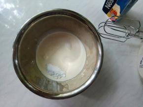 淡奶油+糖粉打发。