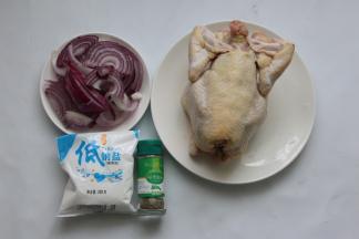准备好鸡的腌料，盐、洋葱、黑胡椒碎，洋葱先切成条形