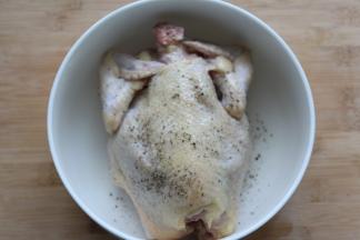 然后再涂上黑胡椒碎在表面上