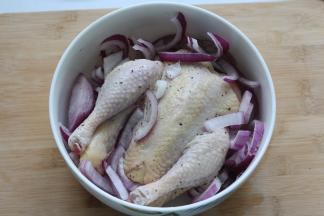 再放入切好的洋葱，然后再先混合好再按摩整只鸡，使调料更好的腌入肉里，弄好之后放到保鲜袋里放在冰箱里腌制一夜