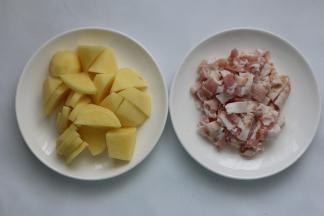 培根肉切成丁粒，土豆洗净去皮，再切成滚刀块