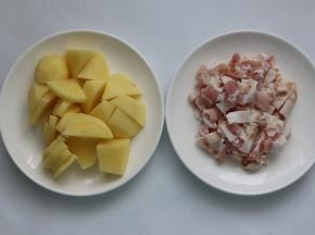 培根肉切成丁粒，土豆洗净去皮，再切成滚刀块