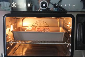 ACA蒸汽烤箱调到蒸烤功能，水箱加满纯净水，先提前预热好烤箱，200度15分钟，然后再把鸡放到烤箱里烤，200度先烤20分钟