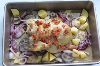 烤了20分钟后，再把鸡拿出来把洋葱和土豆，放在鸡的四周，再撒上一些罗勒碎