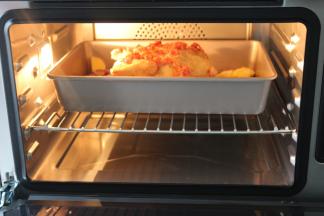 弄好的鸡重新放到ACA蒸汽烤箱里，依旧是200度，烘烤40分钟