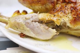 烤好的鸡，里面的肉质是嫩油油的