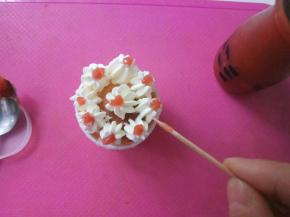 挤奶油，不想用任何色素，表面点缀了自制的山楂酱。