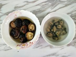 干香菇和海蛎干事先浸泡一会儿