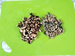 把海蛎干和香菇切碎