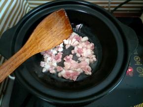 热锅倒油，下入五花肉丁滑炒