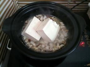 豆腐洗净，直接放入