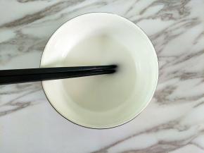 调一碗水淀粉，稍微浓稠一些