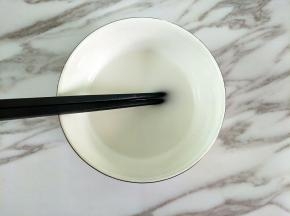 调一碗水淀粉，稍微浓稠一些