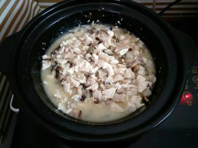 用锅铲剁碎，盖上盖子焖10分钟