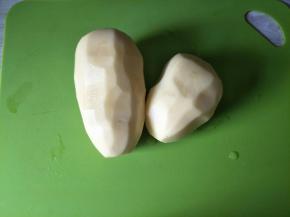土豆清洗干净去皮