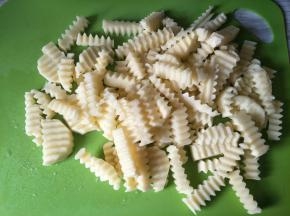 用模具切成波浪形土豆条