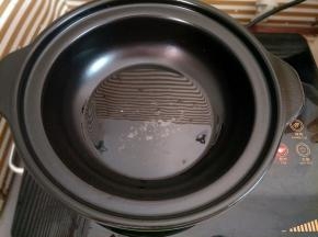 锅里加入适量油(油可以多点，放一点点盐可以防止油溅起来)