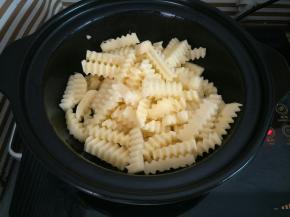 放入土豆条翻炒5分钟