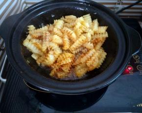 加入辣椒粉、孜然粉、白糖和生抽翻炒入味