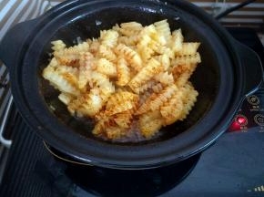 加入辣椒粉、孜然粉、白糖和生抽翻炒入味