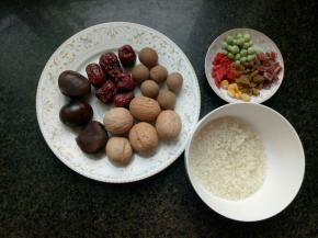 准备做粥的食材，粳米，各色干果，果脯。