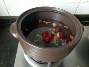 锅里先加红枣、核桃仁、栗子等难煮的食材，大火煮十来分钟。