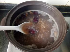 下入粳米，煮至开花。