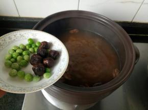 下入豌豆和桂圆肉。