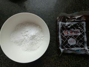 准备糯米粉、澄粉和豆沙馅。