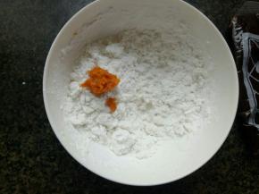 沸水烫面，加一点南瓜泥调色。