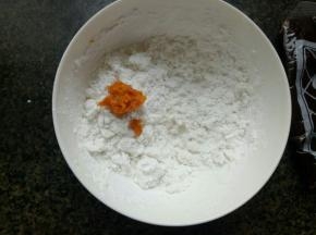 沸水烫面，加一点南瓜泥调色。