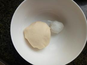 黄白两色面团。