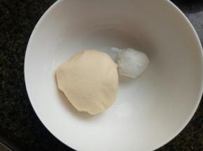 黄白两色面团。