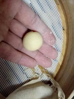 揪一块黄色面，收成圆球状。