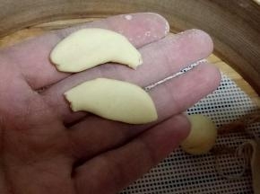 要揪两小块黄色面，捏成长扁形。