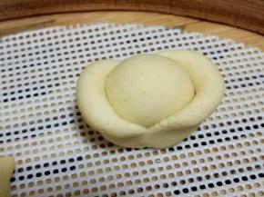 贴在圆球两侧，形成元宝状，白色面做银元宝。