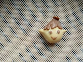 豆沙馅做的头发，眼睛和嘴巴。