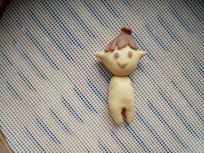 再揪一块面，捏出身子和腿。