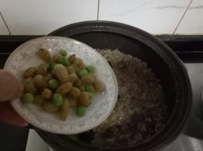 锅里再下入葡萄干，又抓了一把豌豆。