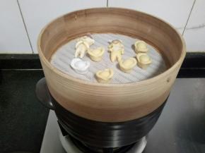 上锅蒸八分钟，关火，粥里撒枸杞子。