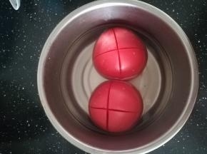 放入碗中，放入开水。十字朝下。