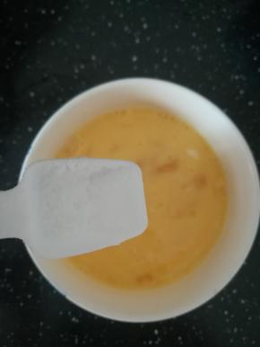 蛋液倒入锅内。滑炒好，盛出。