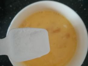 蛋液倒入锅内。滑炒好，盛出。