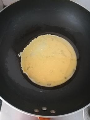 锅内底油，倒入番茄酱翻炒。