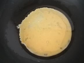 锅内底油，倒入番茄酱翻炒。