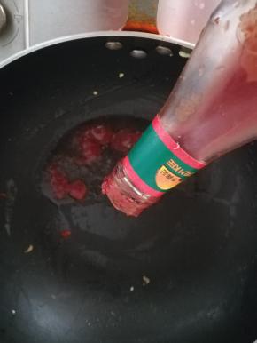 切好的番茄块加入三分之二。