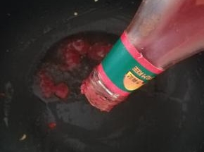 切好的番茄块加入三分之二。