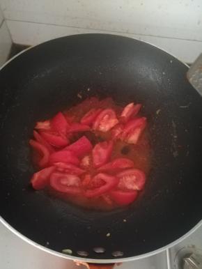 翻炒至番茄块成泥，加入盐调味。
