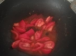 翻炒至番茄块成泥，加入盐调味。